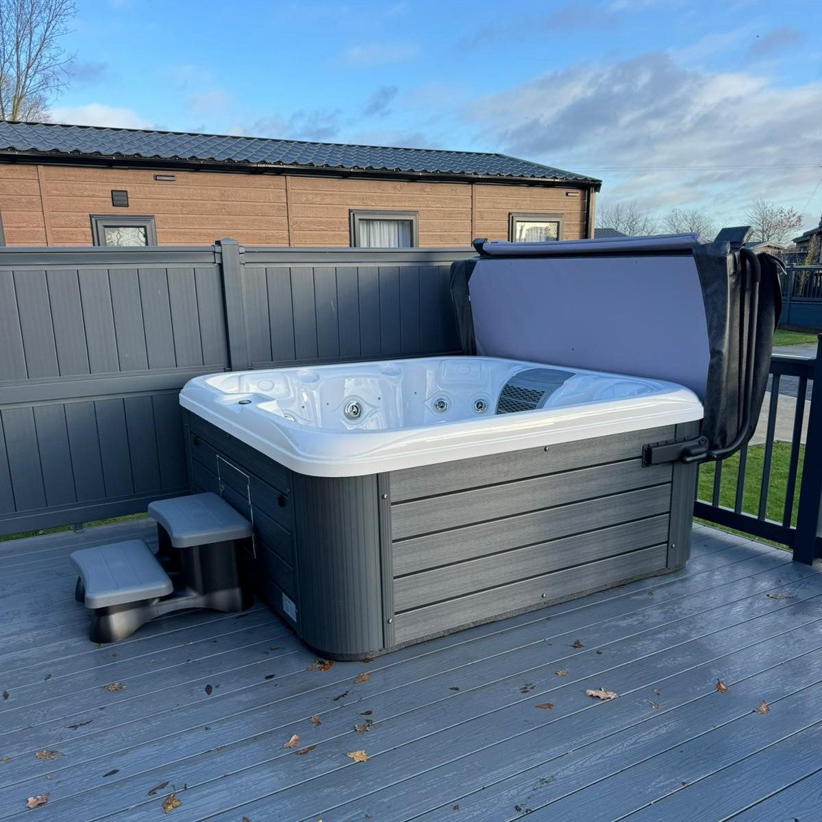Vacation Lounge - 6 Person Hot Tub With 1 Lounger