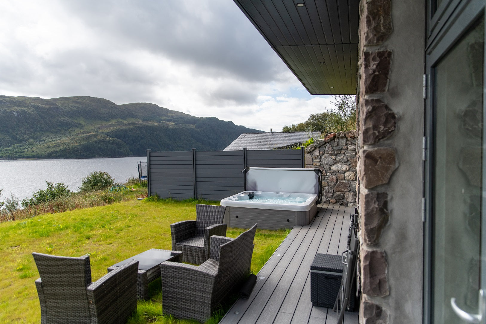 Holiday Let 5 - 5 Person Hot Tub With 1 Lounger