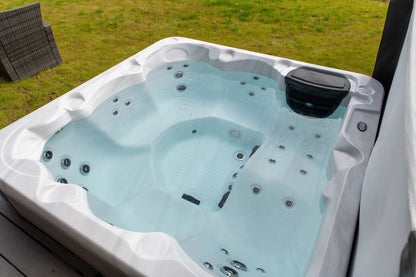  Holiday Let 5 - 5 Person Hot Tub With 1 Lounger