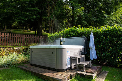  Holiday Let 5 - 5 Person Hot Tub With 1 Lounger