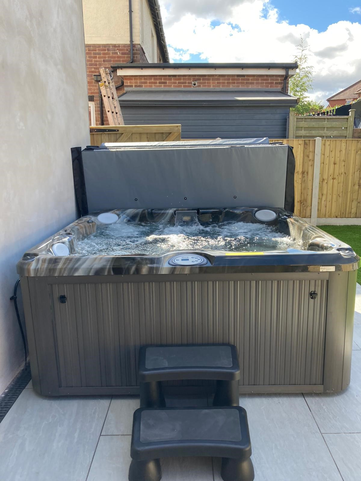  Jacuzzi® J235™ / J235IP™ - 6 Person Hot Tub With 1 Lounger