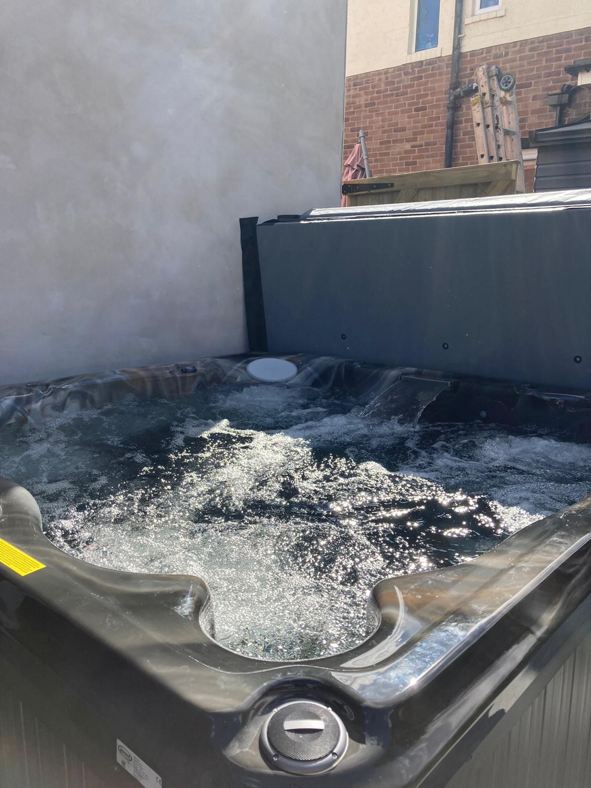  Jacuzzi® J235™ / J235IP™ - 6 Person Hot Tub With 1 Lounger