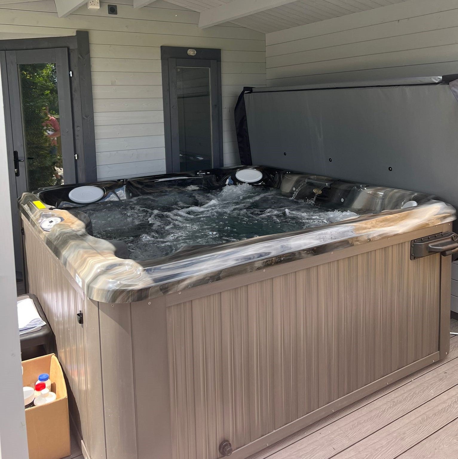  Jacuzzi® J235™ / J235IP™ - 6 Person Hot Tub With 1 Lounger