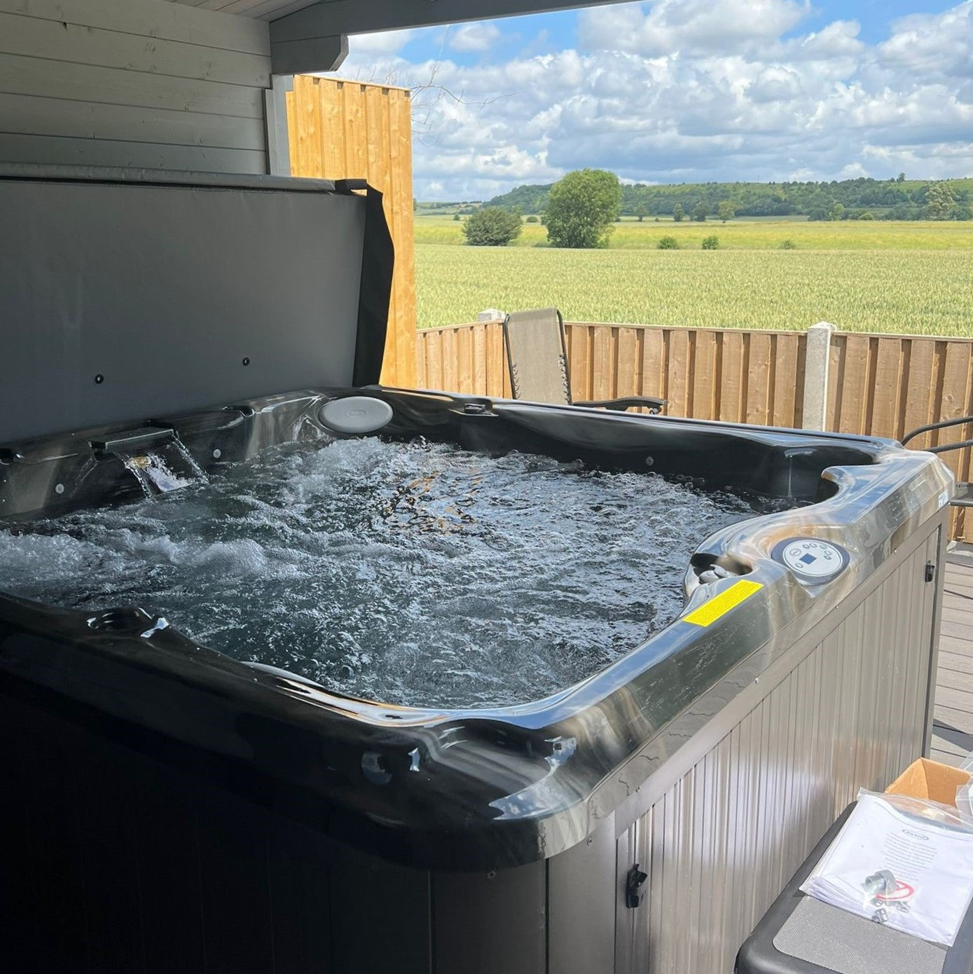  Jacuzzi® J235™ / J235IP™ - 6 Person Hot Tub With 1 Lounger