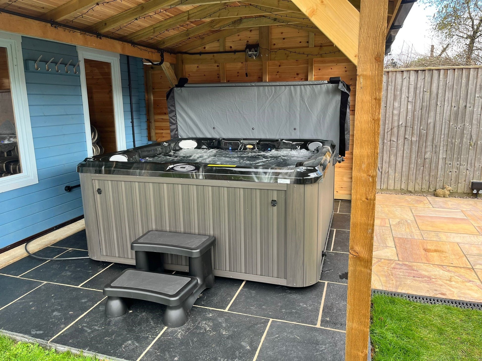  Jacuzzi® J235™ / J235IP™ - 6 Person Hot Tub With 1 Lounger