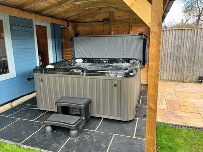  Jacuzzi® J235™ / J235IP™ - 6 Person Hot Tub With 1 Lounger