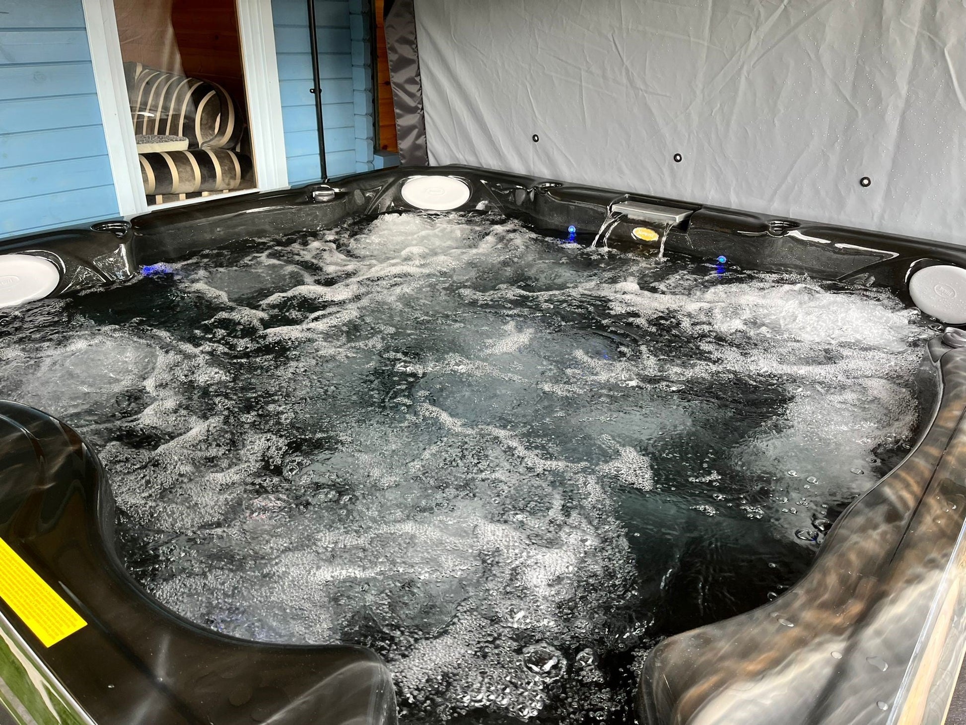  Jacuzzi® J235™ / J235IP™ - 6 Person Hot Tub With 1 Lounger