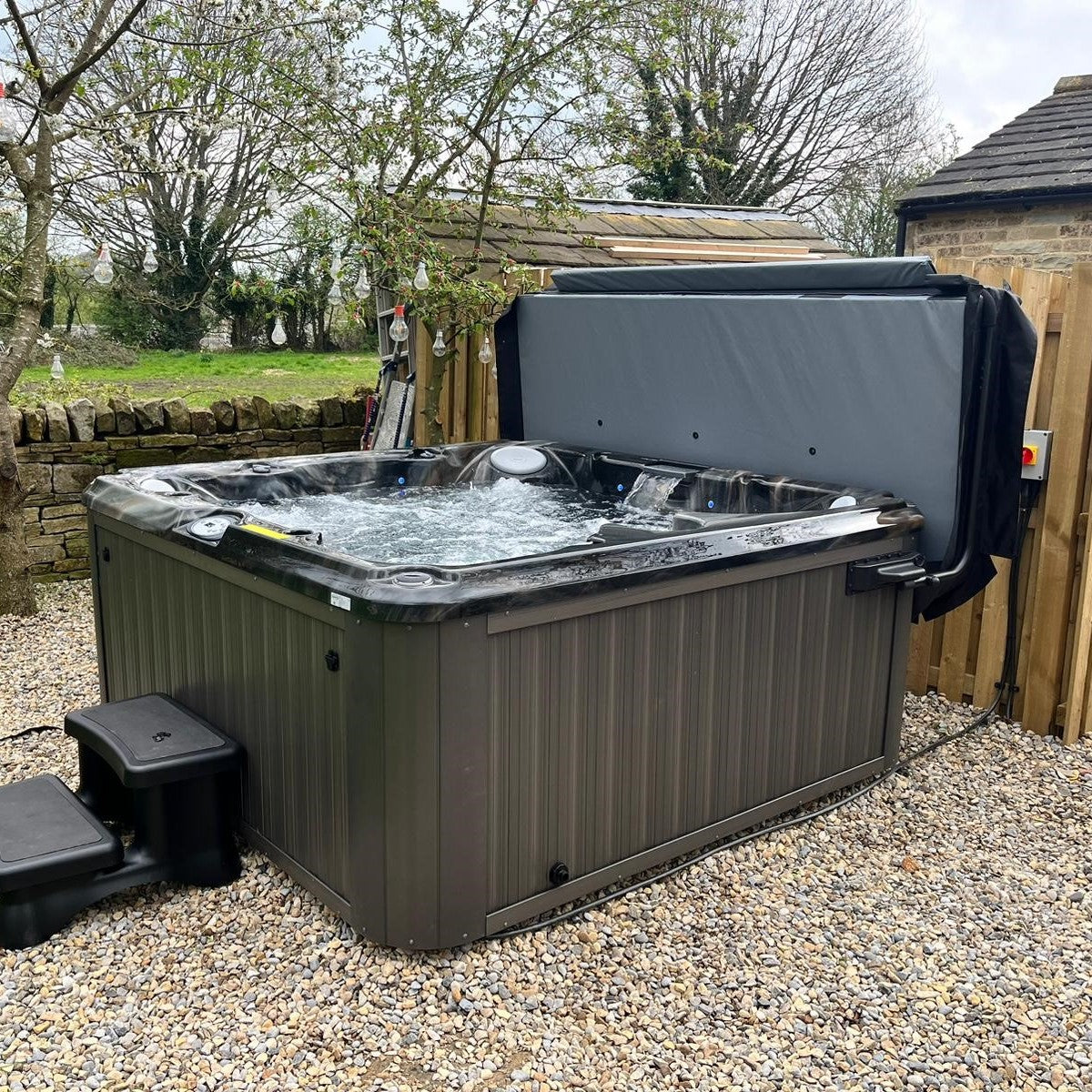  Jacuzzi® J245™ / J245IP™ - 7 Person Hot Tub
