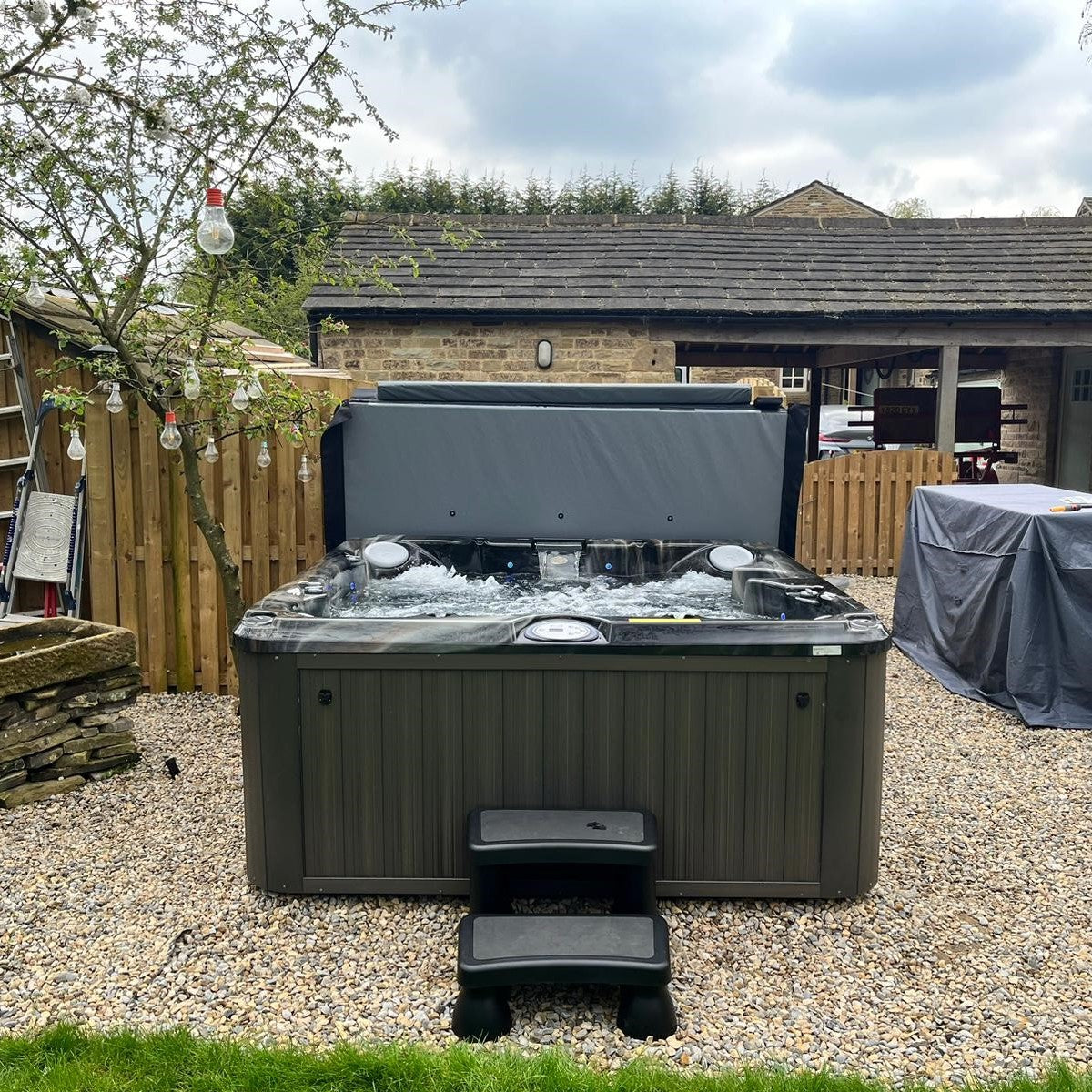  Jacuzzi® J245™ / J245IP™ - 7 Person Hot Tub