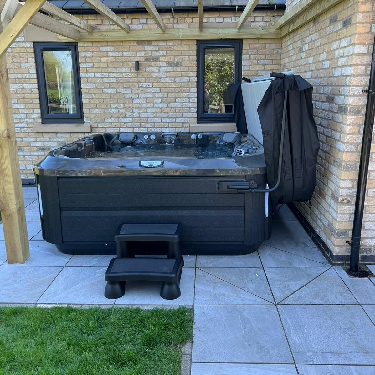  Jacuzzi® J375IP™ - 6 Person Hot Tub With 1 Lounger