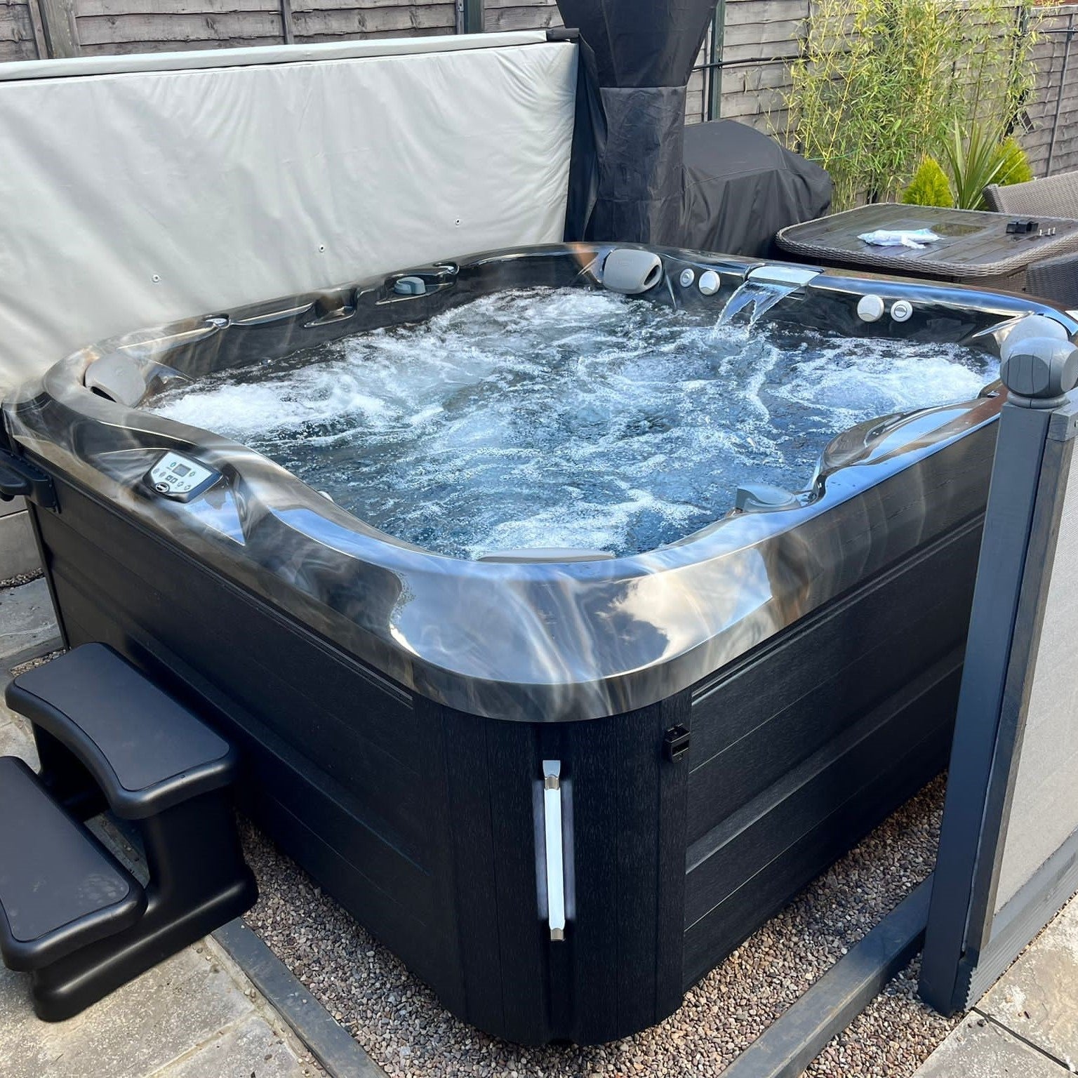  Jacuzzi® J375IP™ - 6 Person Hot Tub With 1 Lounger