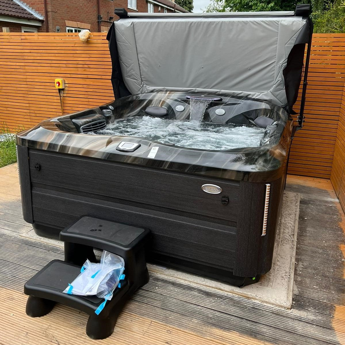  Jacuzzi® J435IP™ - 6 Person Hot Tub With 1 Lounger