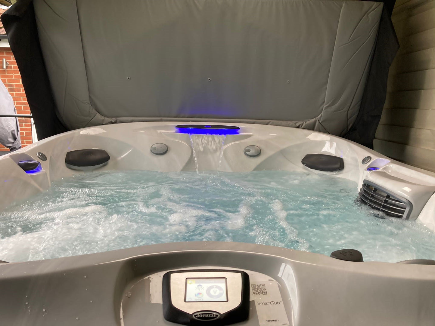  Jacuzzi® J435IP™ - 6 Person Hot Tub With 1 Lounger
