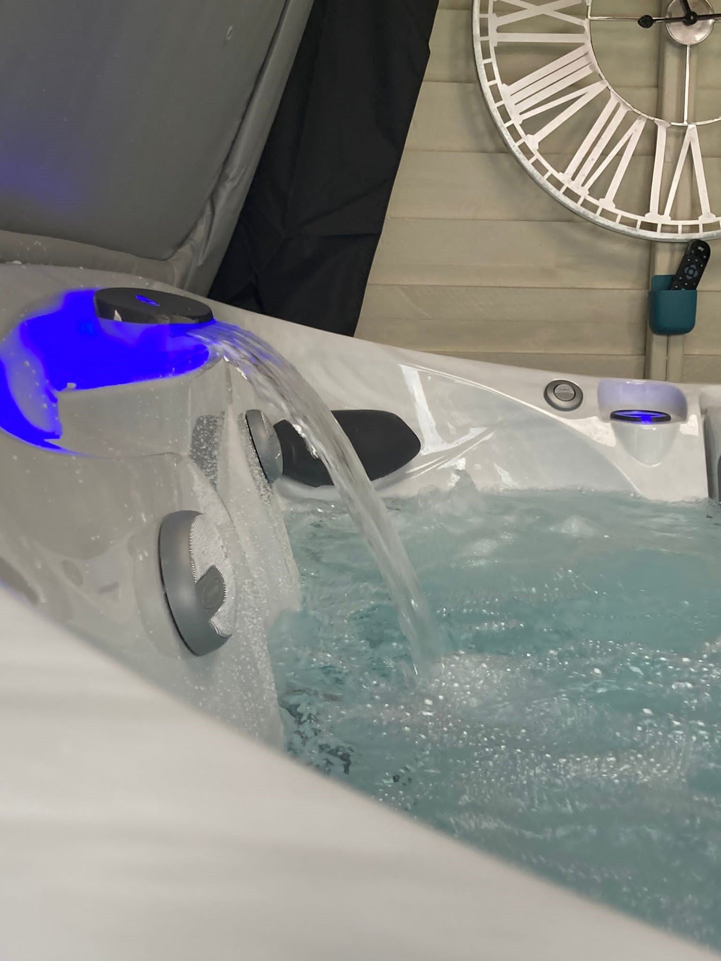  Jacuzzi® J435IP™ - 6 Person Hot Tub With 1 Lounger