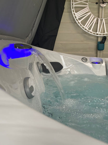  Jacuzzi® J435IP™ - 6 Person Hot Tub With 1 Lounger