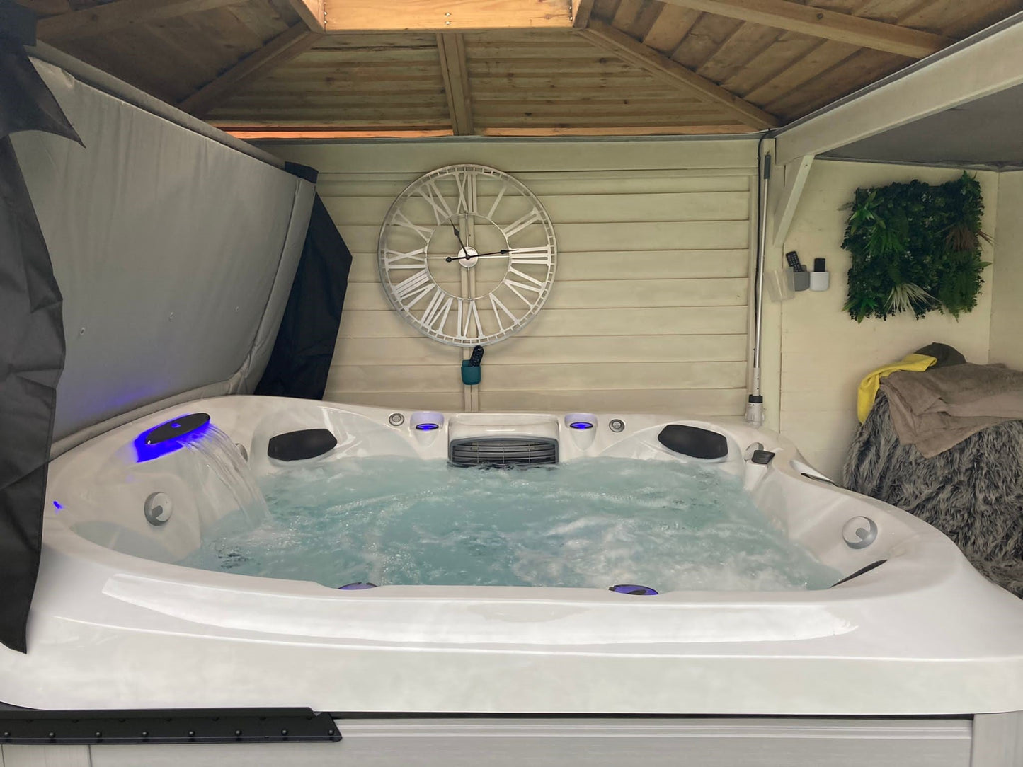 Jacuzzi® J435IP™ - 6 Person Hot Tub With 1 Lounger