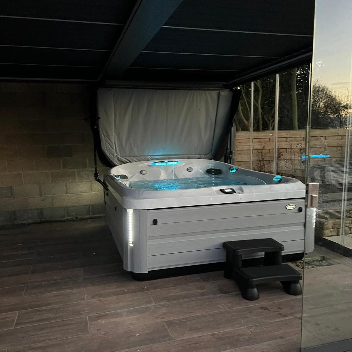 Jacuzzi® J495IP™ - 8-9 Person Hot Tub