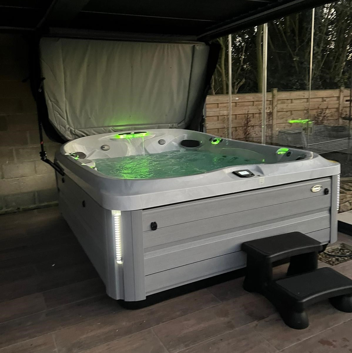  Jacuzzi® J495IP™ - 8-9 Person Hot Tub