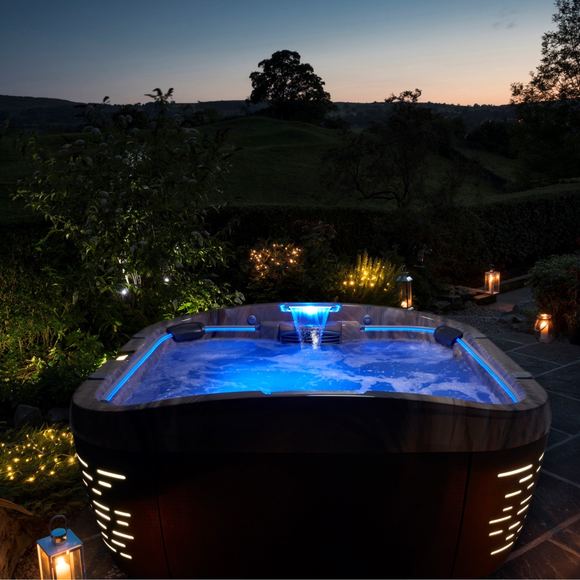  Jacuzzi® J575IP™ - 5-6 Person Hot Tub With 1 Lounger