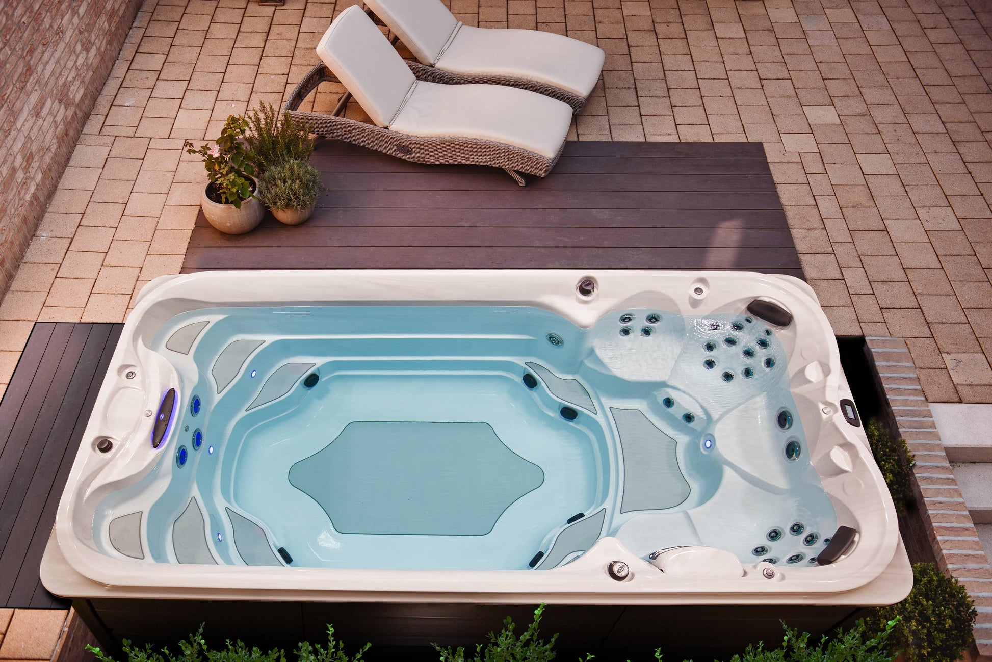  Jacuzzi® PowerActive™ J-16™ - 16ft Swim Spa