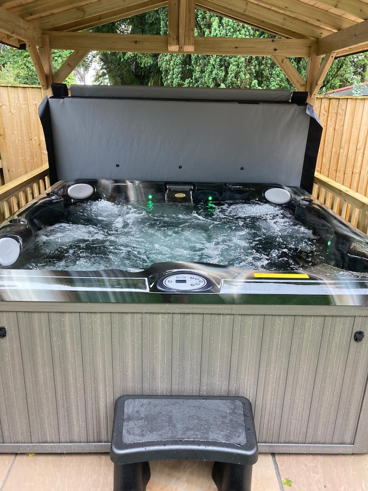  Jacuzzi® J235™ / J235IP™ - 6 Person Hot Tub With 1 Lounger