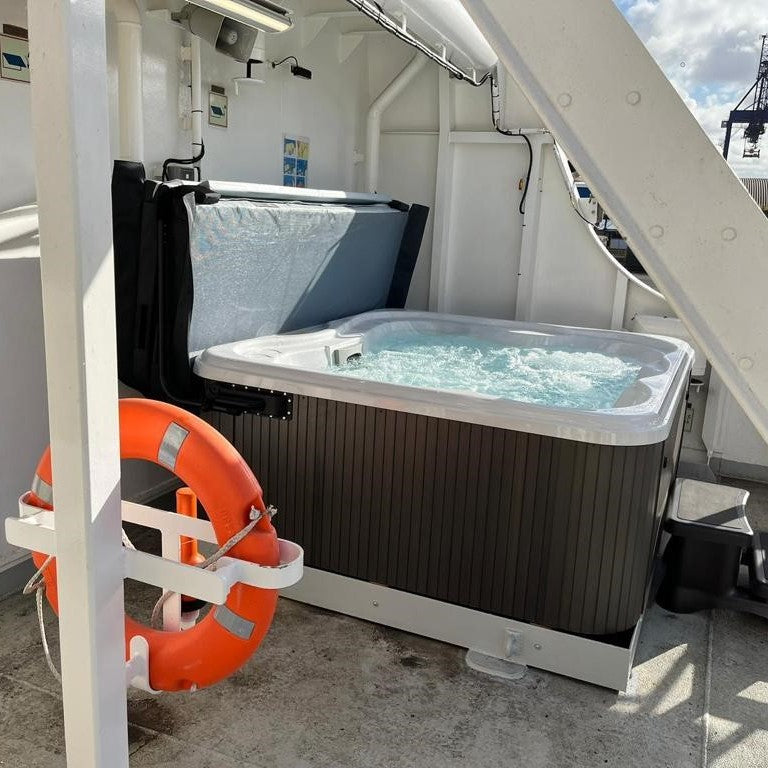  Jacuzzi® Lodge™ M - 4-5 Person Hot Tub