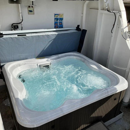  Jacuzzi® Lodge™ M - 4-5 Person Hot Tub