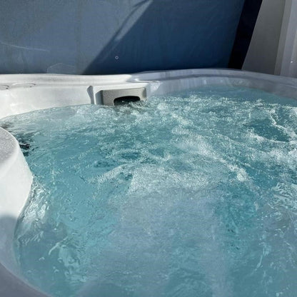  Jacuzzi® Lodge™ M - 4-5 Person Hot Tub