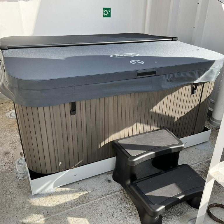  Jacuzzi® Lodge™ M - 4-5 Person Hot Tub