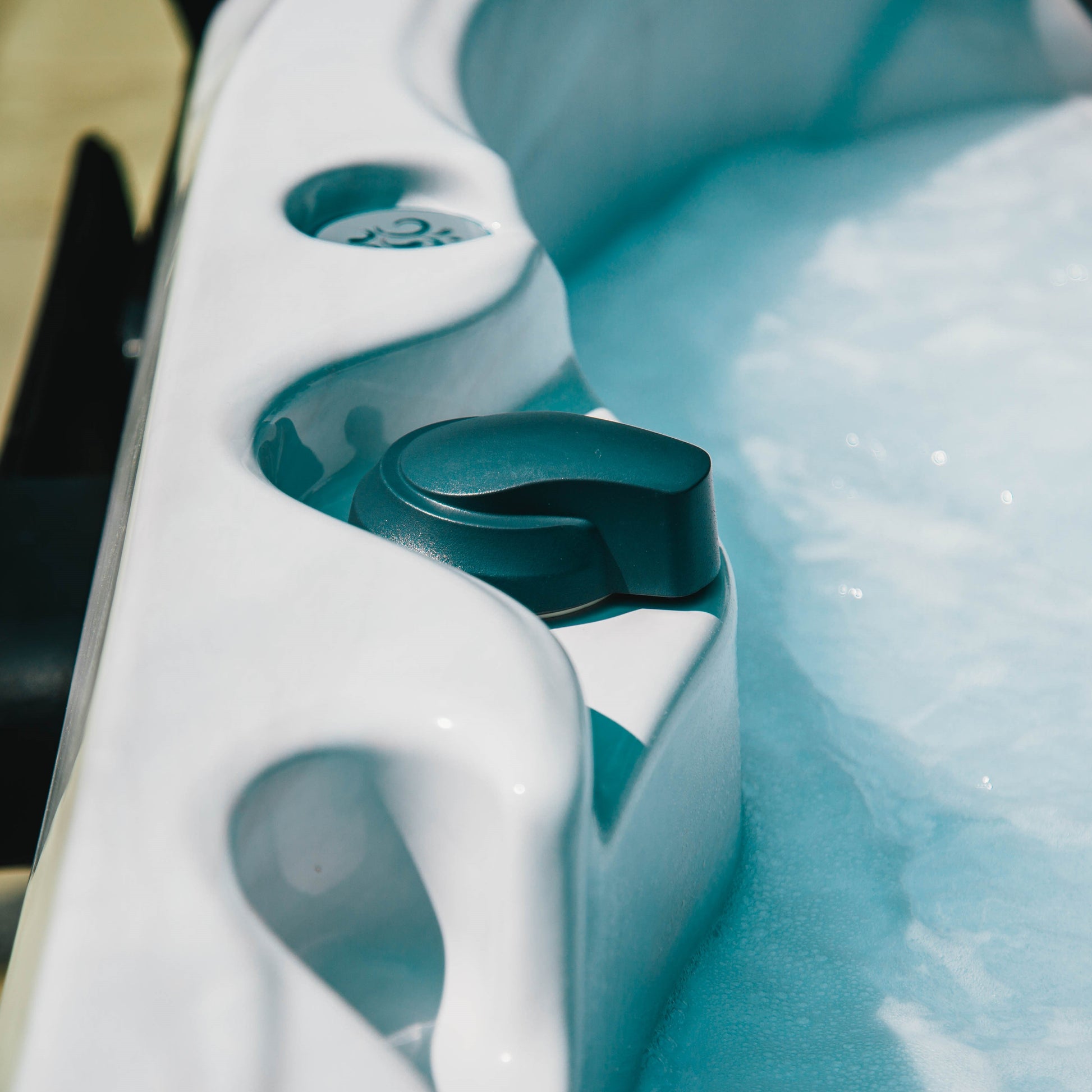  Jacuzzi® J335IP™ - 6 Person Hot Tub With 1 Lounger
