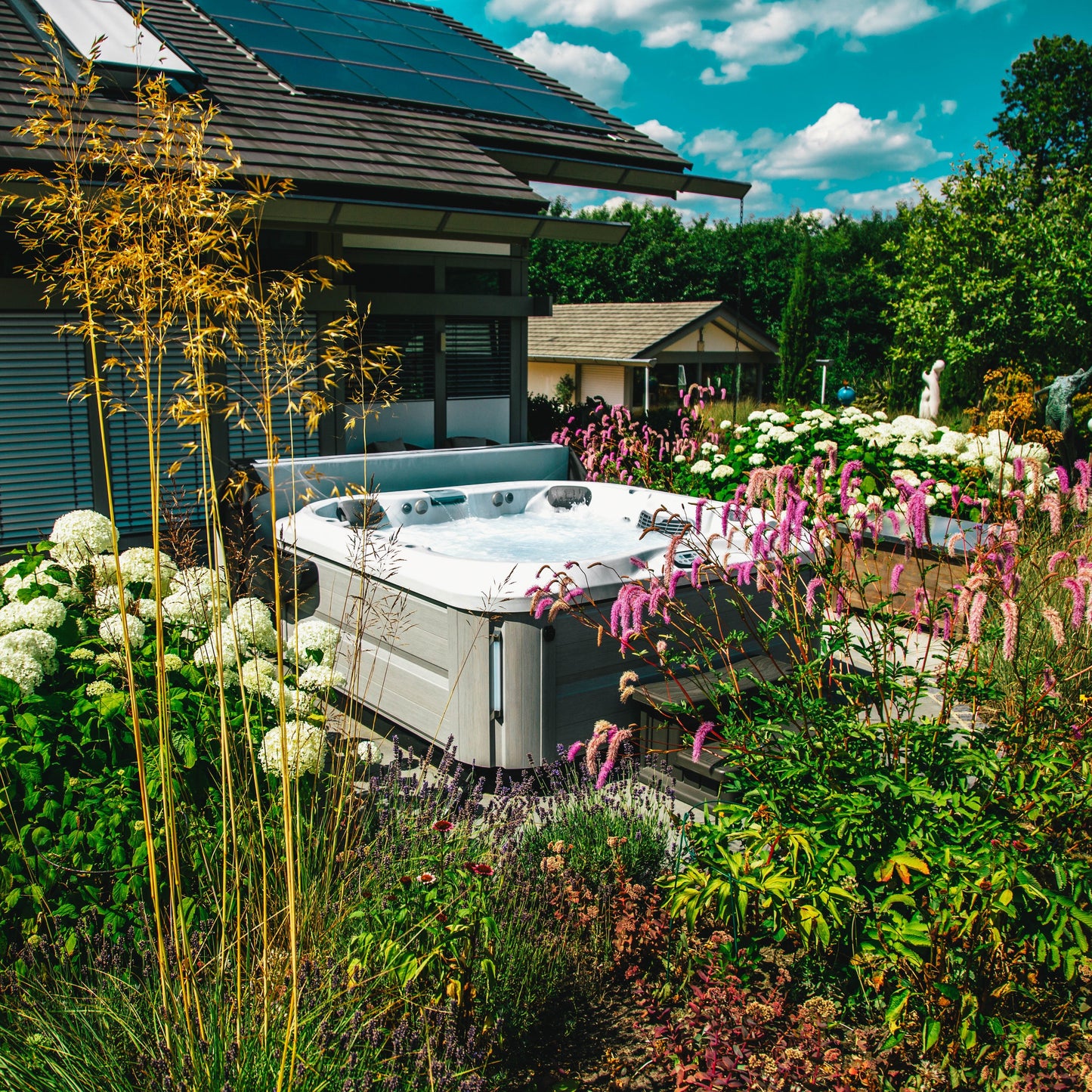  Jacuzzi® J335IP™ - 6 Person Hot Tub With 1 Lounger