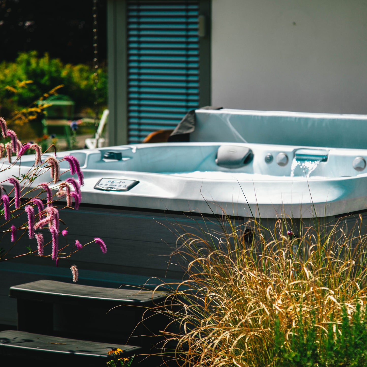  Jacuzzi® J335IP™ - 6 Person Hot Tub With 1 Lounger