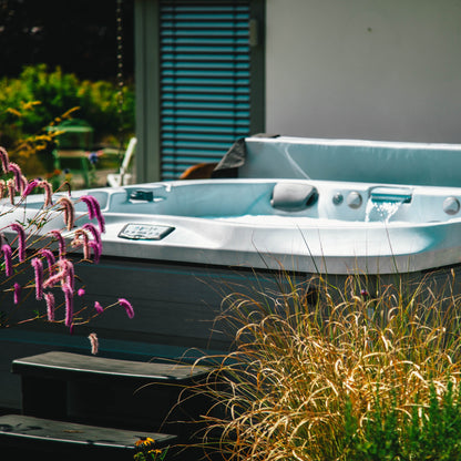  Jacuzzi® J335IP™ - 6 Person Hot Tub With 1 Lounger
