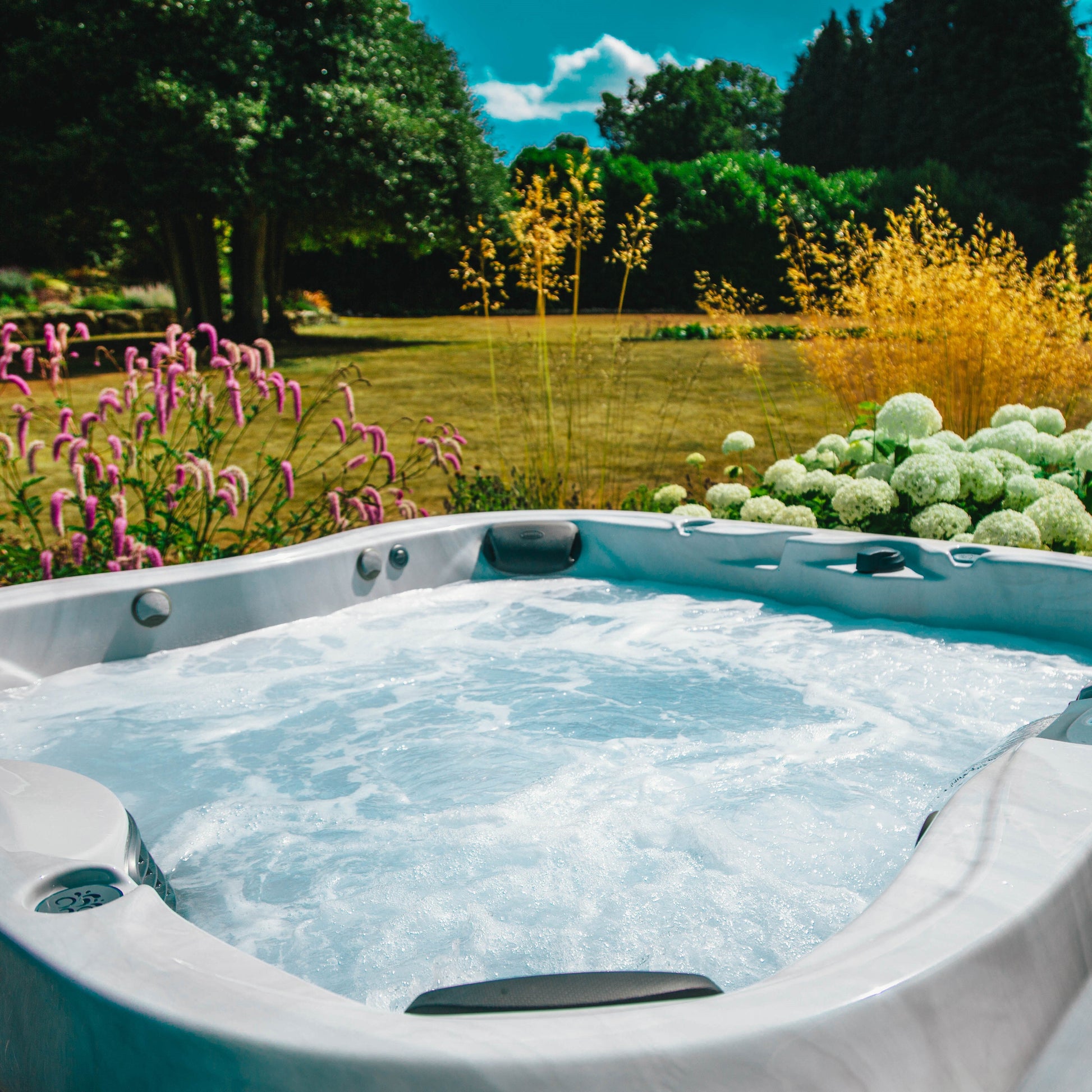  Jacuzzi® J335IP™ - 6 Person Hot Tub With 1 Lounger
