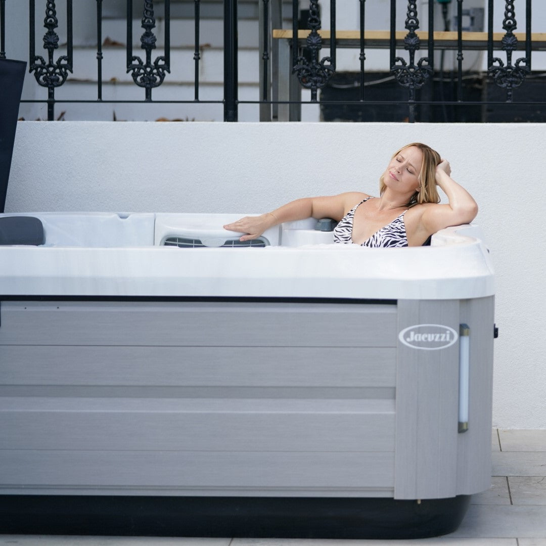  Jacuzzi® J335IP™ - 6 Person Hot Tub With 1 Lounger