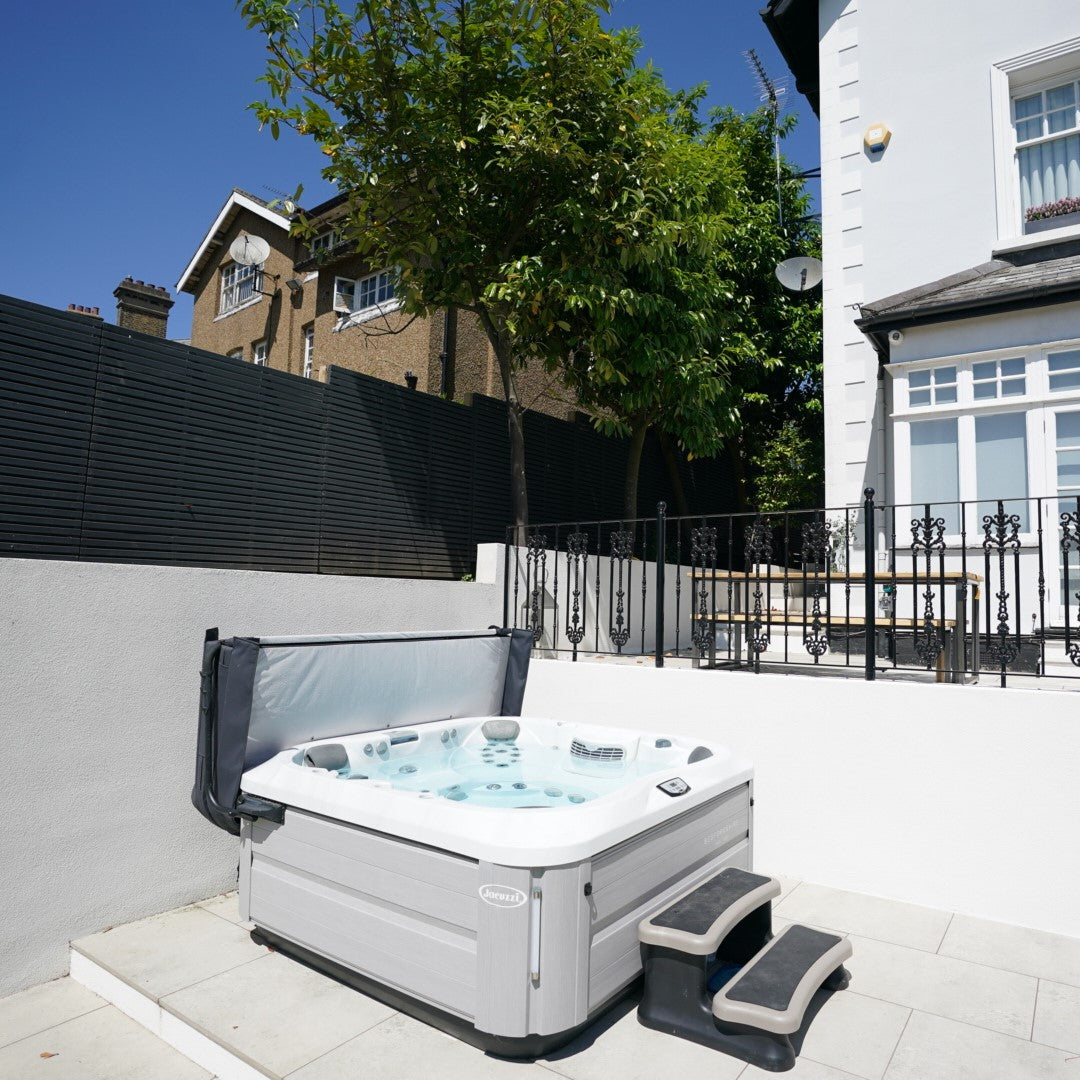  Jacuzzi® J335IP™ - 6 Person Hot Tub With 1 Lounger