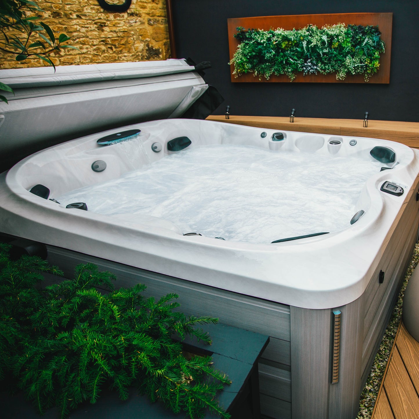  Jacuzzi® J475IP™ - 6 Person Hot Tub With 1 Lounger