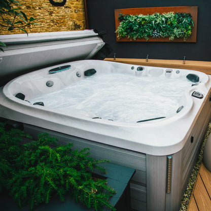  Jacuzzi® J475IP™ - 6 Person Hot Tub With 1 Lounger