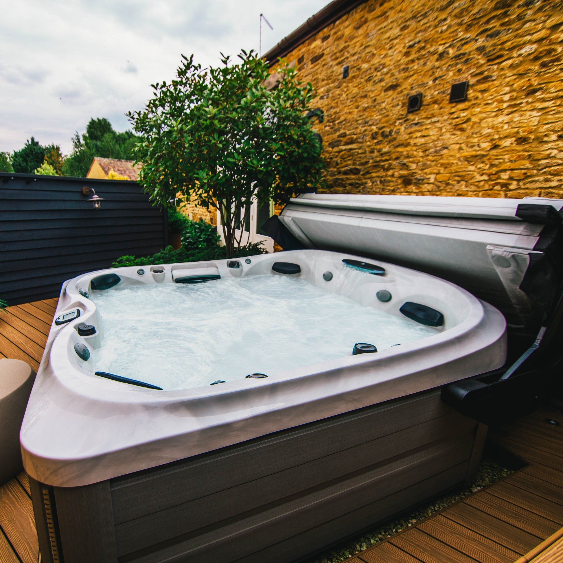  Jacuzzi® J475IP™ - 6 Person Hot Tub With 1 Lounger