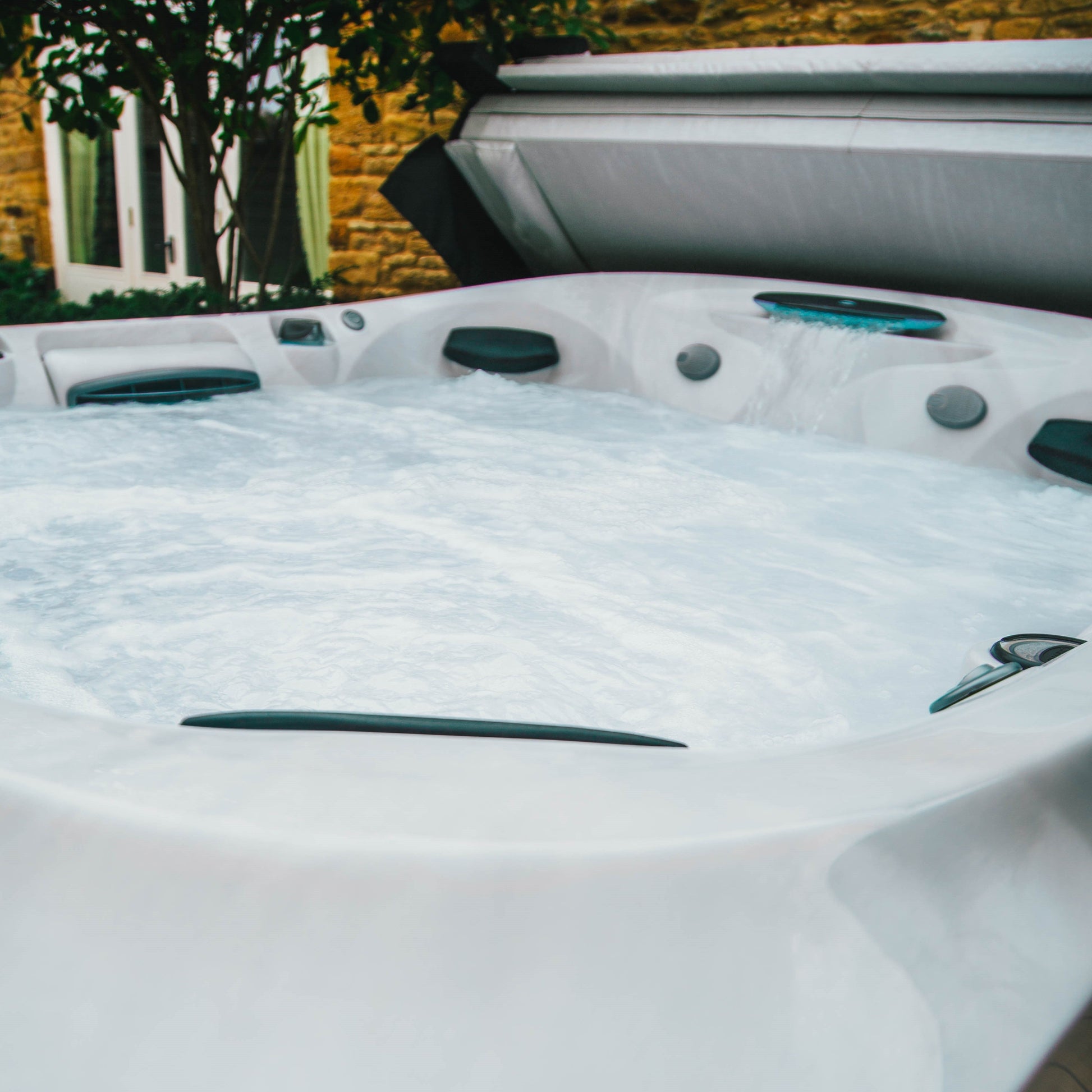  Jacuzzi® J475IP™ - 6 Person Hot Tub With 1 Lounger