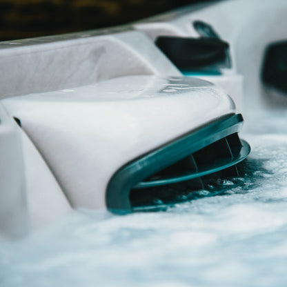  Jacuzzi® J475IP™ - 6 Person Hot Tub With 1 Lounger