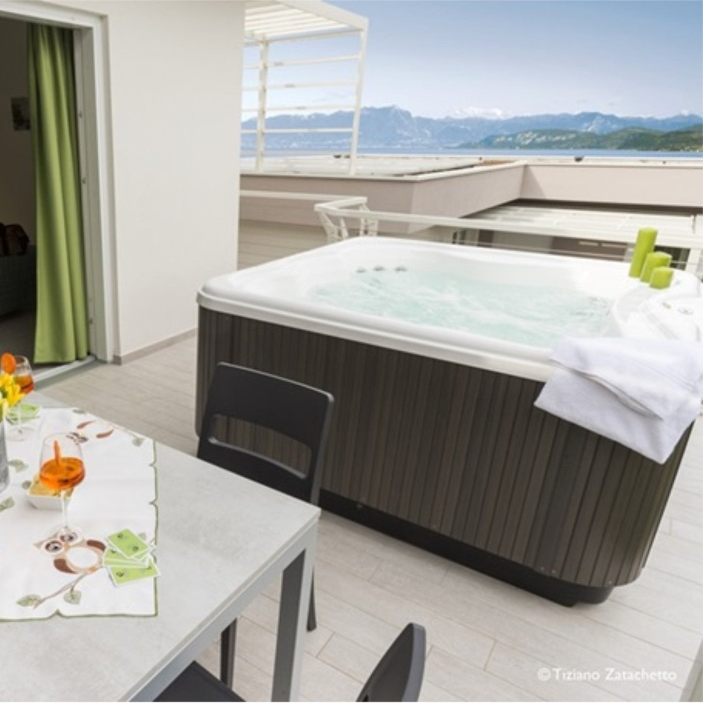  Jacuzzi® Lodge™ M - 4-5 Person Hot Tub