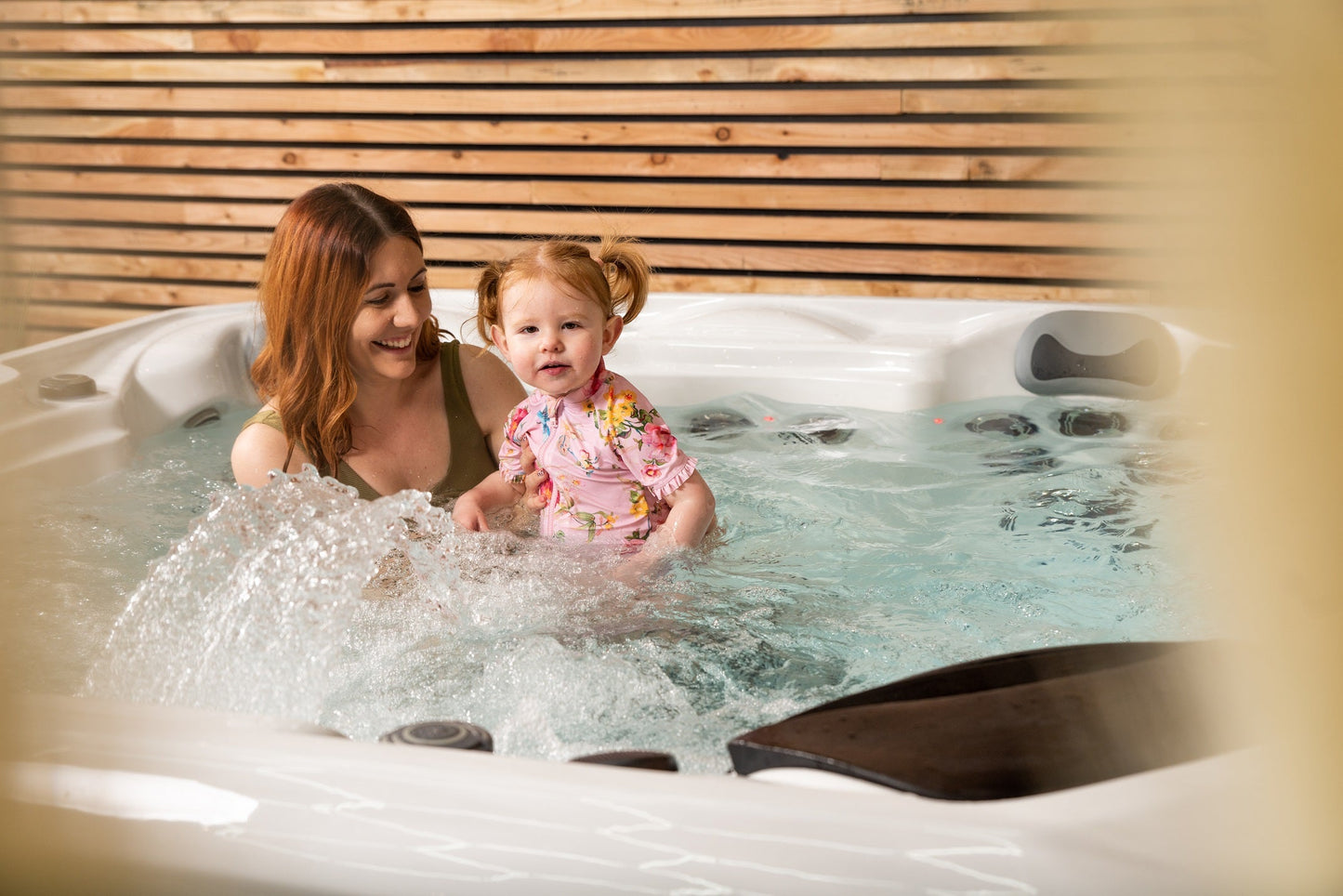  Outdoor Companion - 5 Person Hot Tub With 2 Loungers