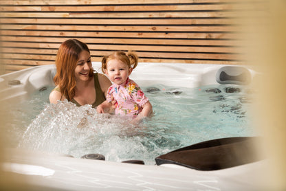  Outdoor Companion - 5 Person Hot Tub With 2 Loungers