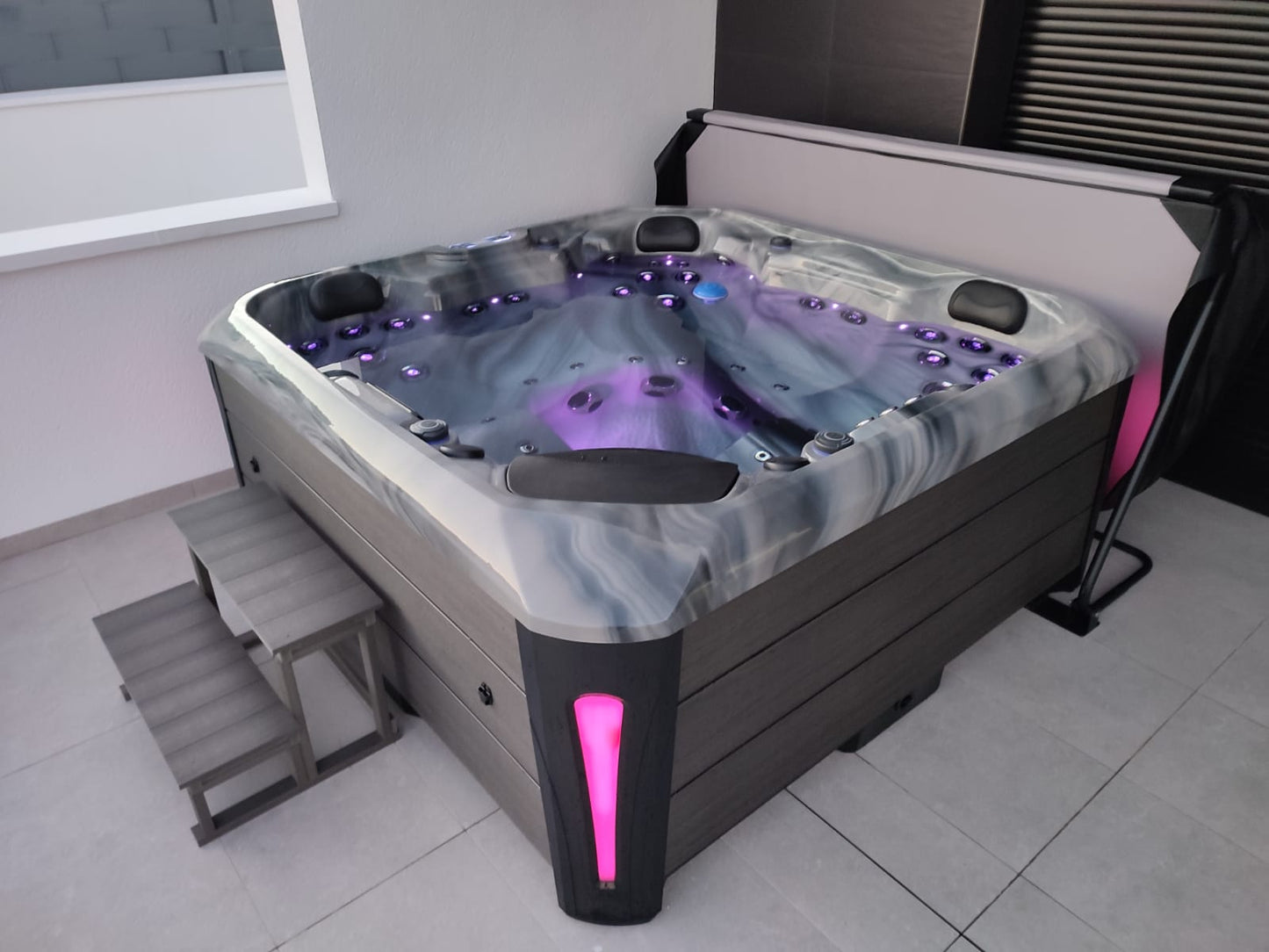  Outdoor Companion - 5 Person Hot Tub With 2 Loungers