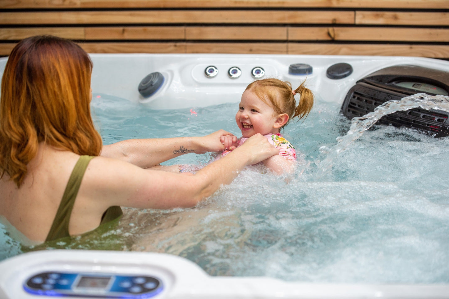 Outdoor Companion - 5 Person Hot Tub With 2 Loungers