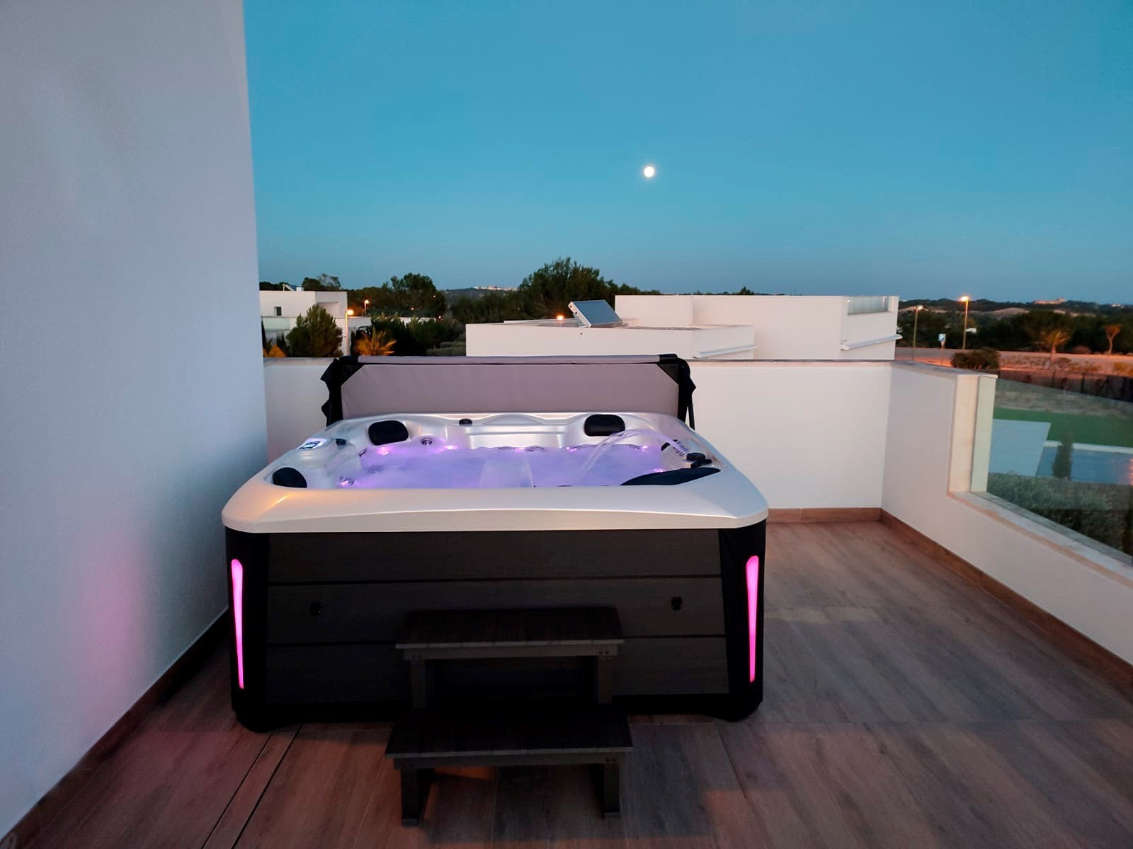  Outdoor Companion - 5 Person Hot Tub With 2 Loungers