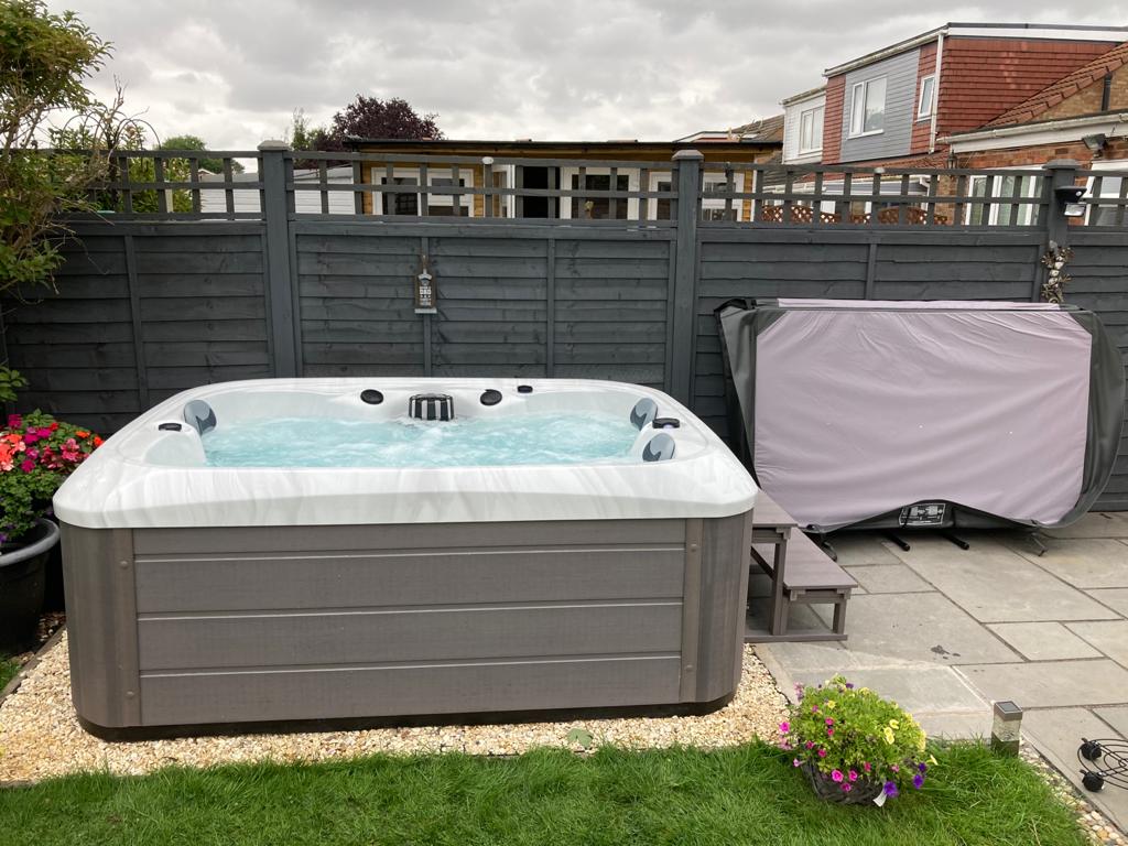  Outdoor Tahiti - 3 Person Hot Tub With 1 Lounger