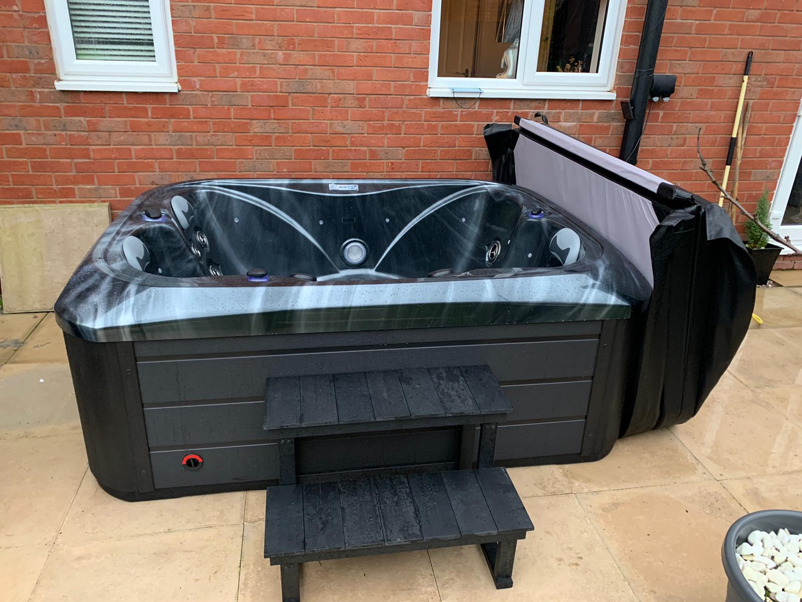 Outdoor Tahiti - 3 Person Hot Tub With 1 Lounger