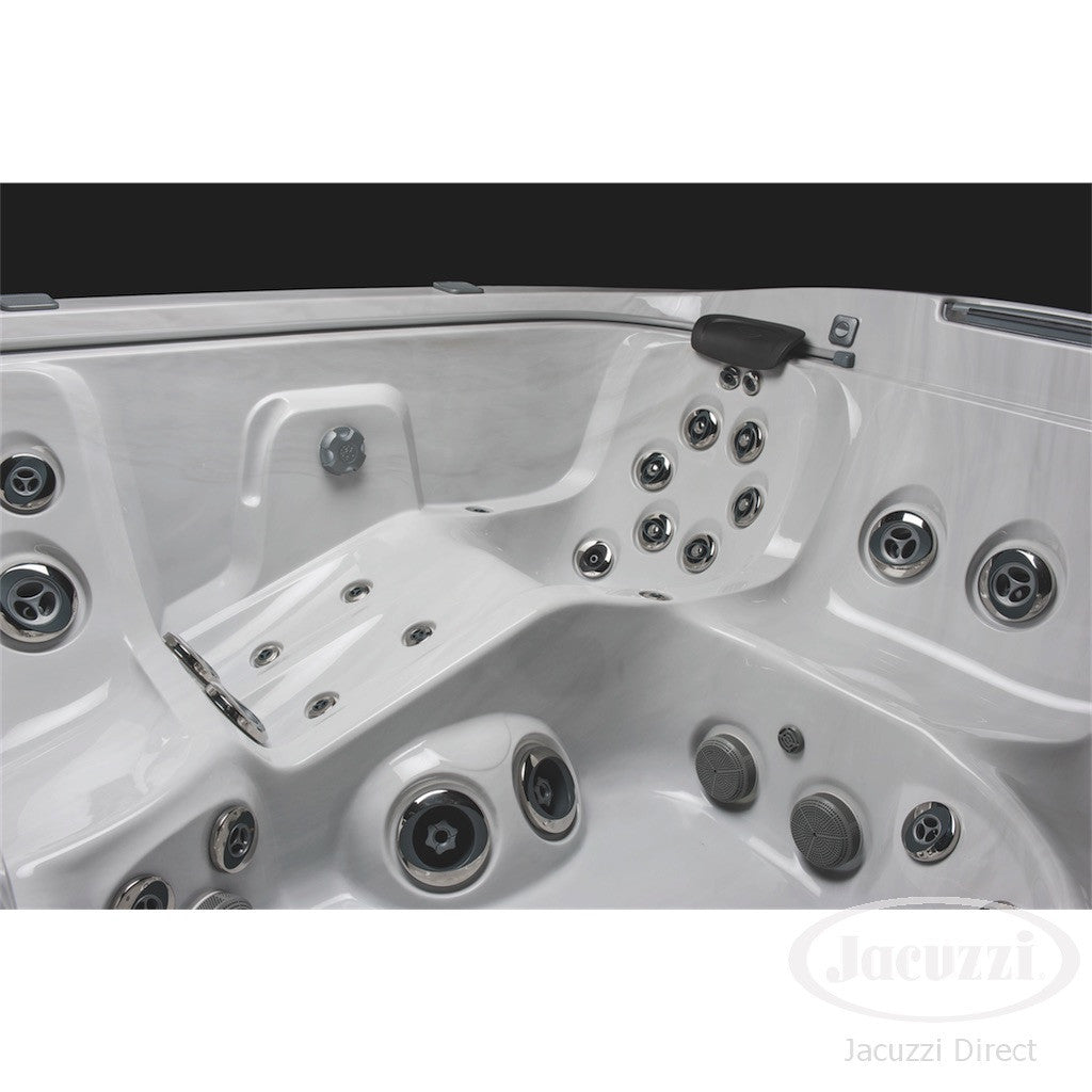  Jacuzzi® J575IP™ - 5-6 Person Hot Tub With 1 Lounger